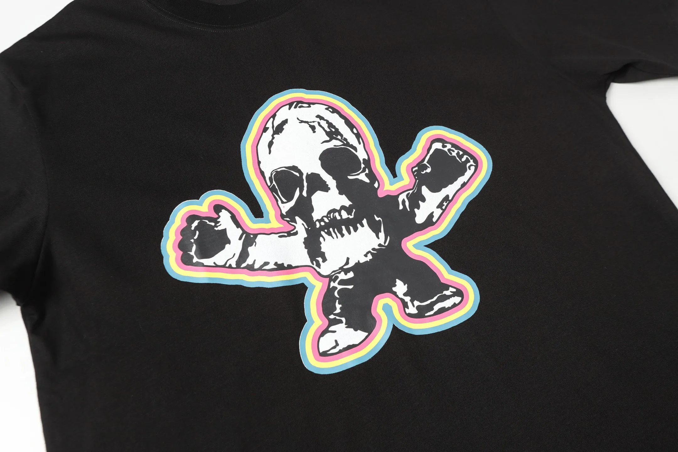 🅿️170 ch/Ke Jia Sanskrit skull color printed T-shirt! Every one of the Cro family is really unique. Every piece is a killer, and the texture of the whole short sleeve is really amazing. 280g pure cotton fabric! 100% restored to the official details. All cuffs, shoulder seams, armholes, neckline are double-needle crimping process. This is the rigorous craftsmanship details that big brands should have, which determines the quality. The original washed tag packaging is full of style! The whole piece adopts three-needle and five-thread technology, (neckline-shoulder seam-sleeve seam-double-pressed thread, which looks more three-dimensional and textured) Same style for men and women. Color: black white Size: xs-l